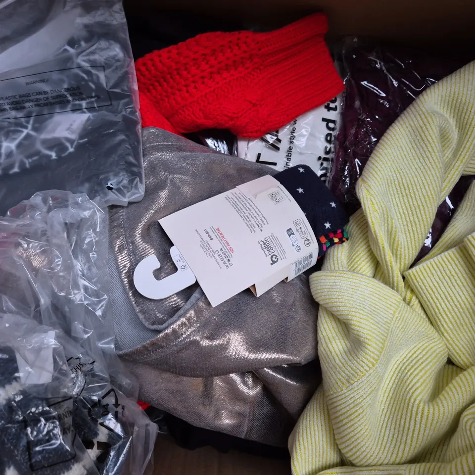 BOX OF APPROXIMATELY 20 ASSORTED CLOTHING AND FASHION ITEMS IN VARIOUS STYLES, SIZES, AND COLOURS - COLLECTION ONLY