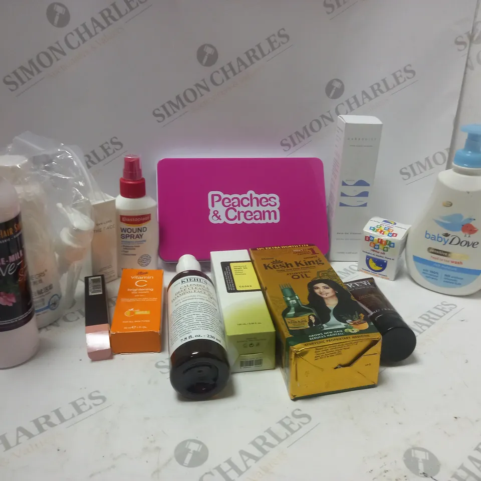 LOT OF ASSORTED COSMETIC ITEMS TO INCLUDE BABY DOVE, HARBORIST AND ELASTOPLAST 
