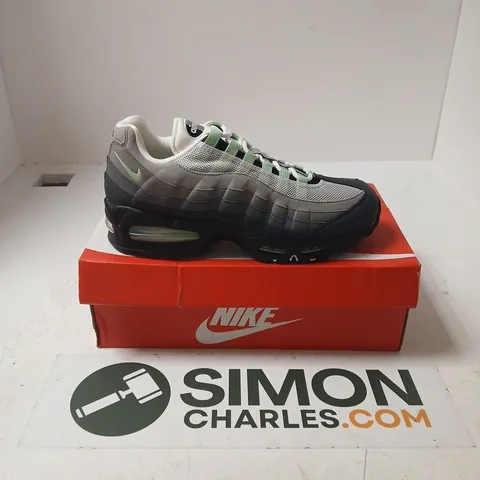 BOXED PAIR OF NIKE WOMENS AIR MAX 95 BIG BUBBLE TRAINERS IN BLACK/WHITE/GREEN - UK 7.5