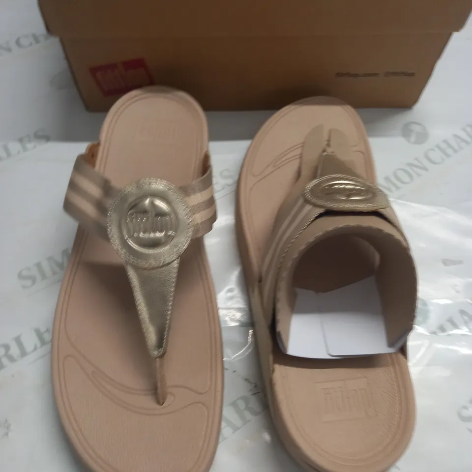 BOXED PAIR OF FITFLOP WALKSTAR TOE-POST SANDALS IN PLATINO - UK 9