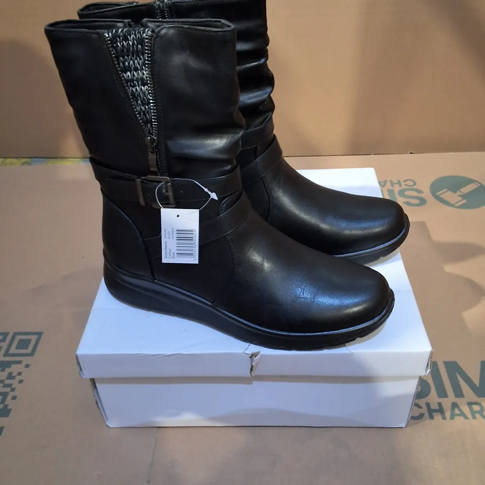BOXED PAIR OF SHOES BY EMMA CATALINA BOOTS IN BLACK - UK SIZE 8