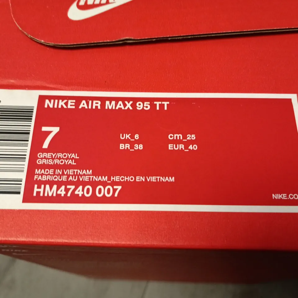 BOXED NIKE AIR MAX 95 TT TRAINERS – GREY/WHITE/BLUE, UK 6 (US 7, EU 40)
