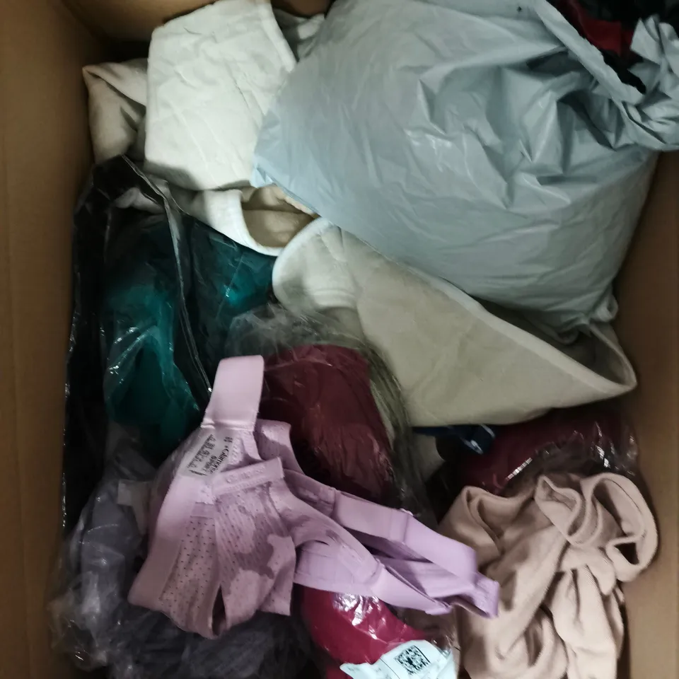 APPROXIMATELY 20 ASSORTED CLOTHING PRODUCTS IN VARIOUS SIZES TO INCLUDE BRAS, TOPS, JOGGERS ETC