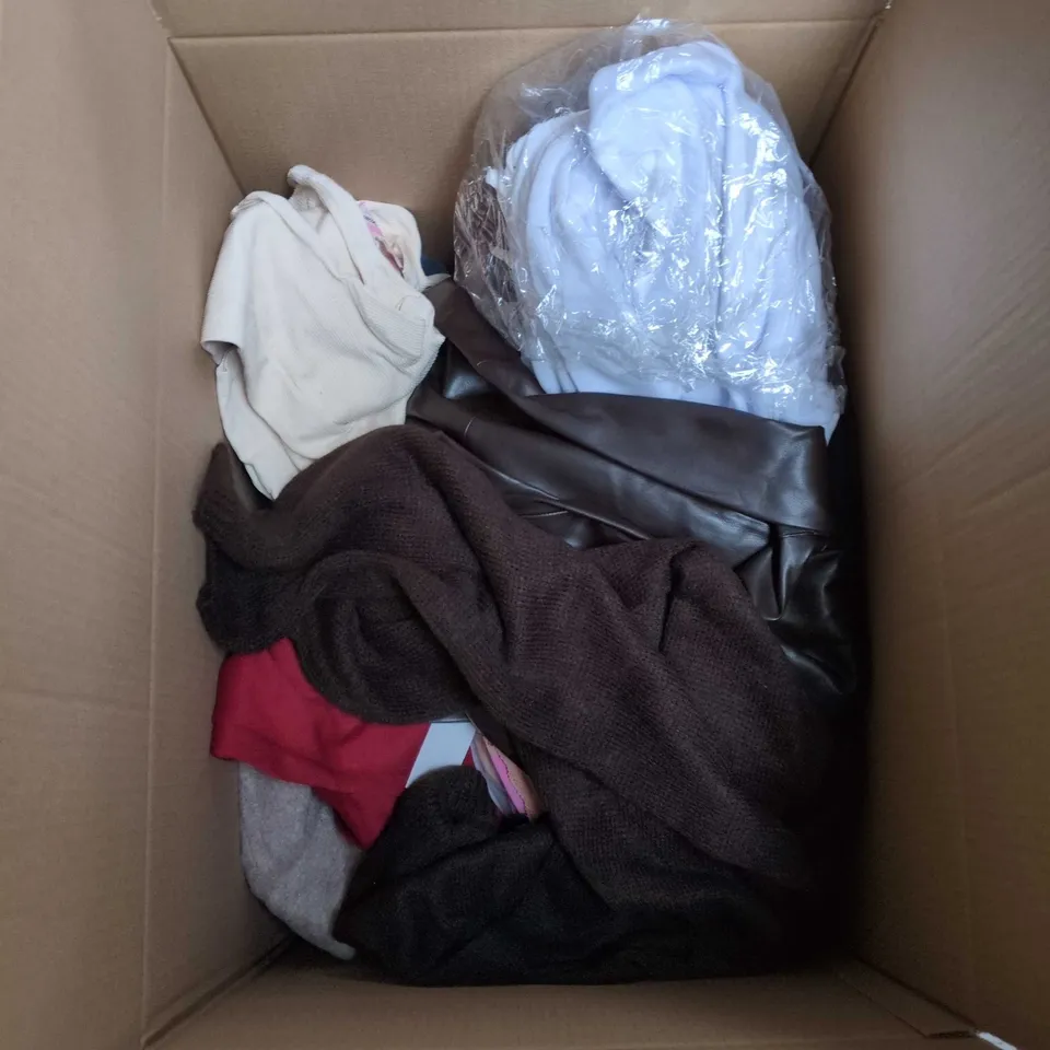 BOX OF APPROXIMATELY 25 ASSORTED CLOTHING ITEMS TO INCLUDE: JEAN SHORTS AND BEIGE JUMPER