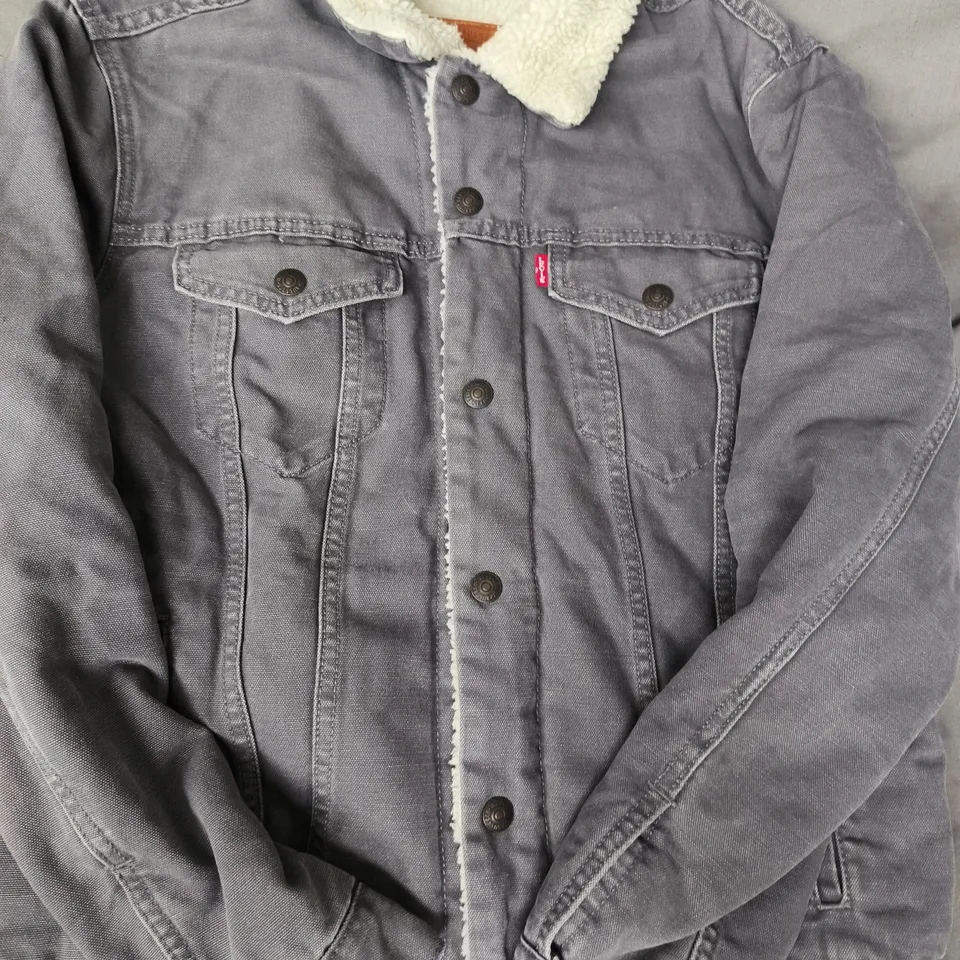 LEVI'S DENIM JACKET WITH SHERPA LINING – GREY/BLUE SIZE MEDIUM