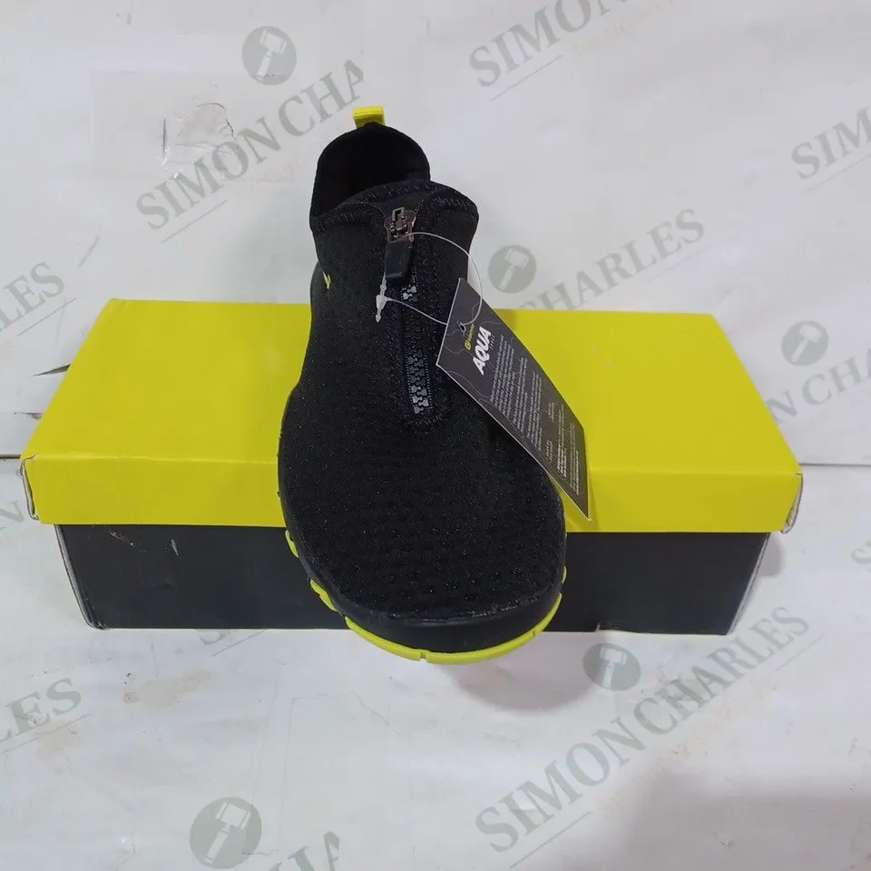 BOXED PAIR OF RIDGEMONKEY SLIP-ON AQUA SHOES IN BLACK/YELLOW SIZE 7
