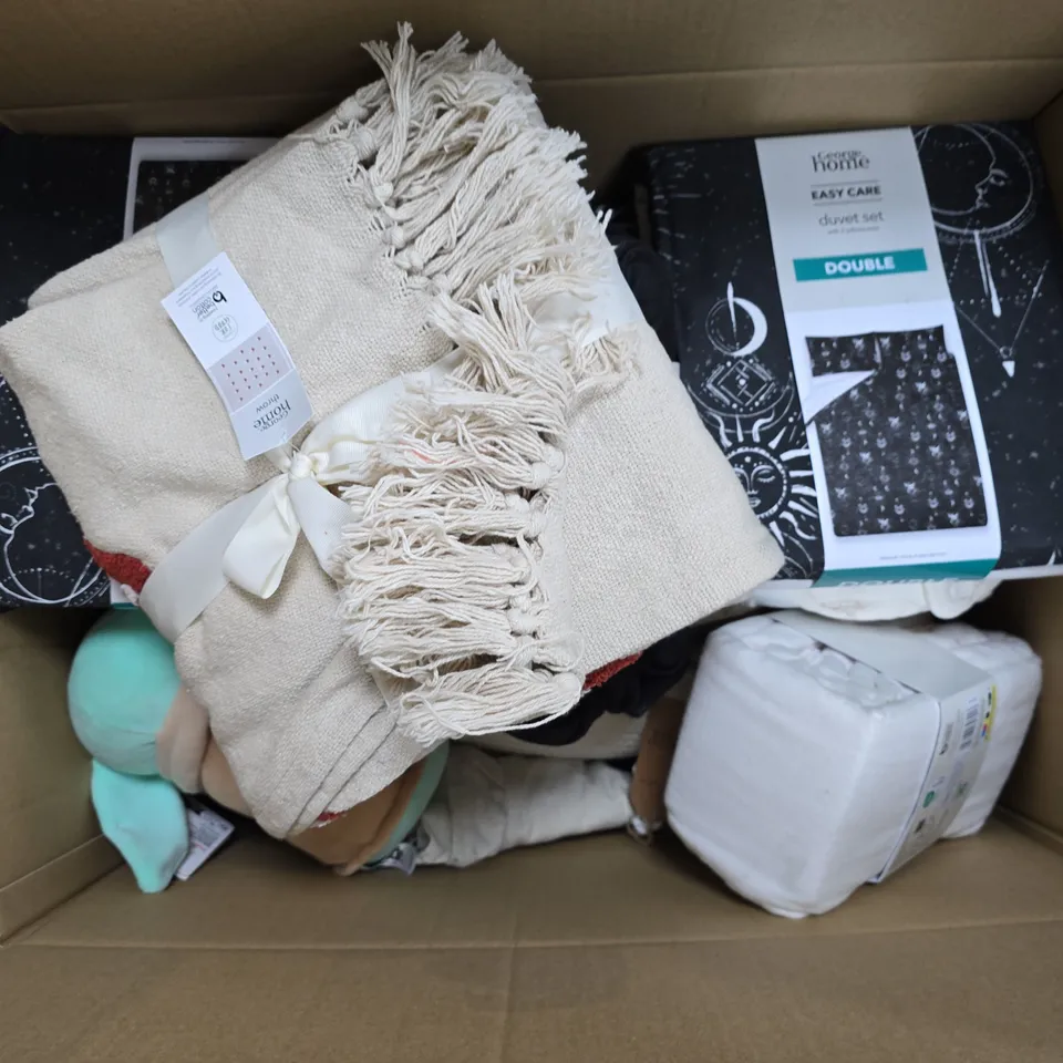 APPROXIMATELY 15 ASSORTED HOMEWARE ITEMS TO INCLUDE BABY YODA PLUSH, BRUSHED COTTON FITTED SHEET, EASY CARE DUVET SET DOUBLE, ETC