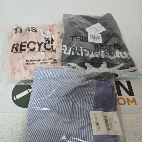 APPROXIMATELY 15 ASSORTED CLOTHING ITEMS IN VARIOUS SIZES, COLOURS & STYLES