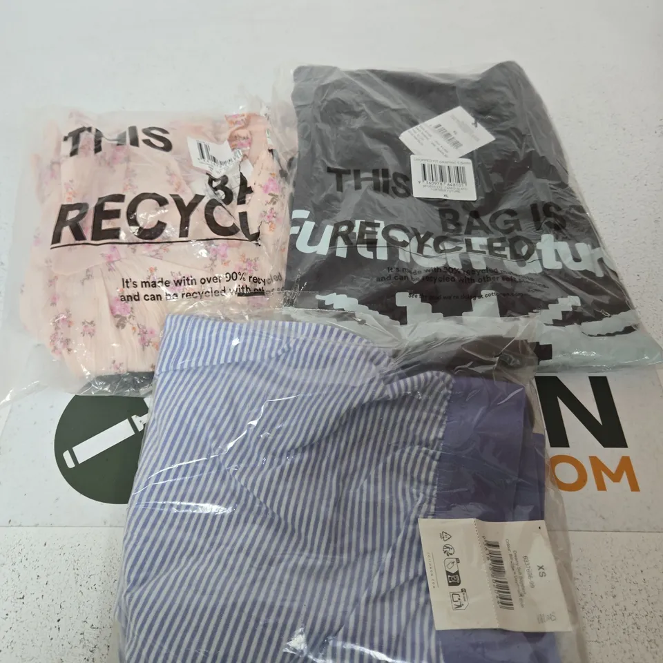 APPROXIMATELY 15 ASSORTED CLOTHING ITEMS IN VARIOUS SIZES, COLOURS & STYLES