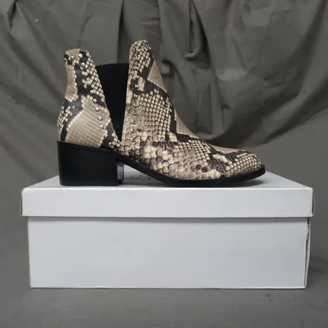 BOXED PAIR OF STEVE MADDEN LEATHER ANKLE BOOTS IN BEIGE SNAKE SIZE 3