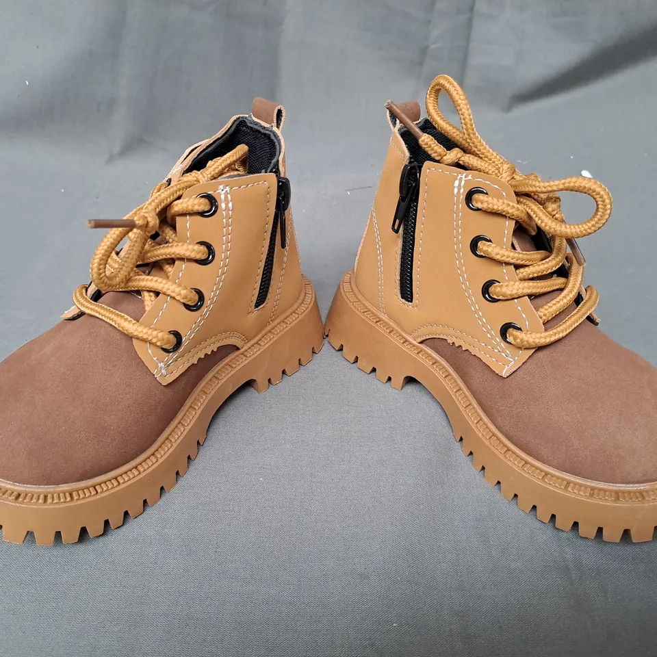BOXED PAIR OF DESIGNER KIDS ANKLE BOOTS IN TAN EU SIZE 24