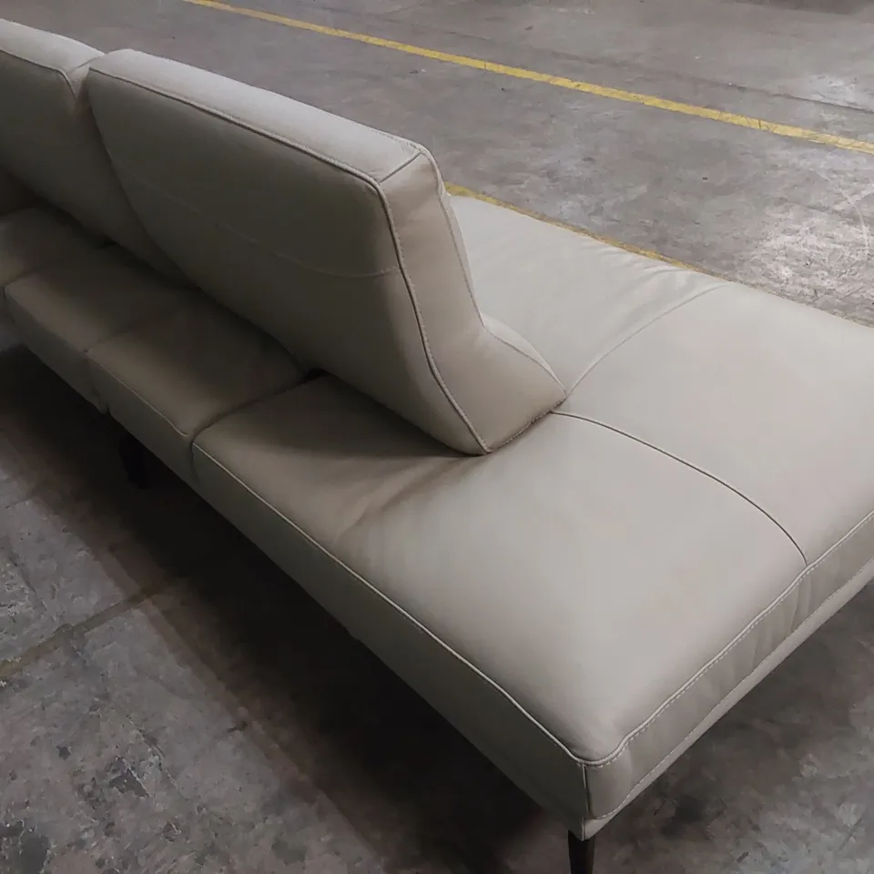 QUALITY DESIGNER ITALIAN MADE LARGE LEATHER OPEN-ENDED CHAISE LOUNGE STYLE SOFA