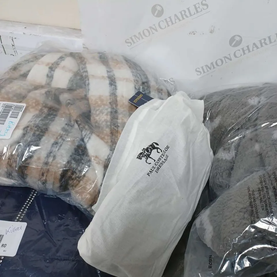 APPROX 8 CLOTHING ITEMS INCLUDES BAG AND COATS