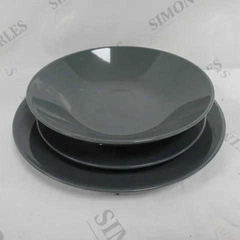 BRAND NEW BOXED CESIRO 18 PIECE DINNERWARE SET TO INLCLUDE LARGE PLATE SMALL PLATE AND BOWL IN DARK GREY / COLLECTION ONLY