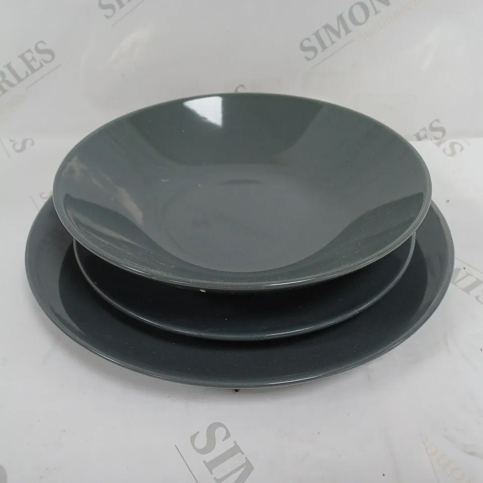 BRAND NEW BOXED CESIRO 18 PIECE DINNERWARE SET TO INLCLUDE LARGE PLATE SMALL PLATE AND BOWL IN DARK GREY  / COLLECTION ONLY 