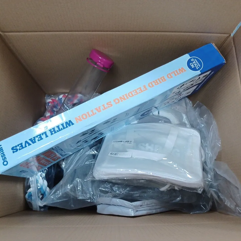 APPROXIMATELY 20 ASSORTED HOUSEHOLD ITEMS TO INCLUDE TOWELS, BEDDING AND PLUG SOCKET