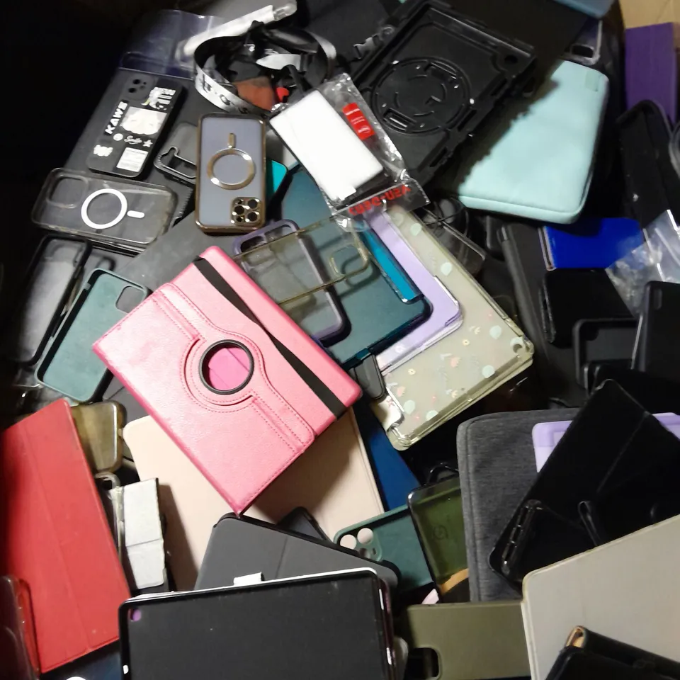 PALLET OF APPROXIMATELY 500 ASSORTED LOOSE SMARTPHONE/TABLET PROTECTIVE CASES FOR VARIOUS MODELS - COLLECTION ONLY	