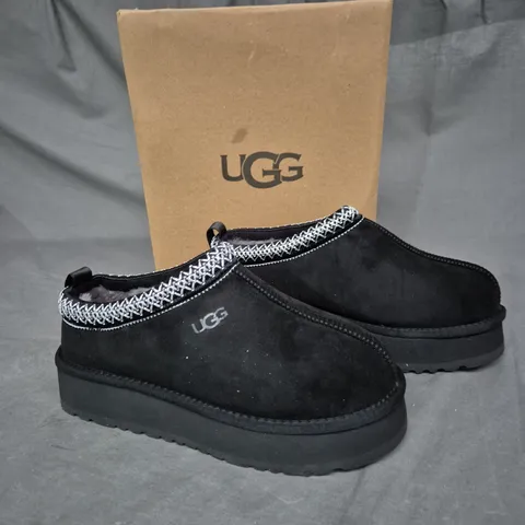 BOXED PAIR OF UGG DAKOTA BLACK LOW UK 7 