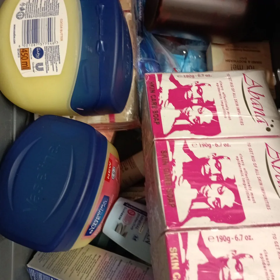 APPROXIMATELY 15 ASSORTED HEALTH & BEAUTY PRODUCTS TO INCLUDE SUNLIGHT SOAP, DR TEAL SUGAR SCRUB, BIO COLLAGEN FACE MASK ETC