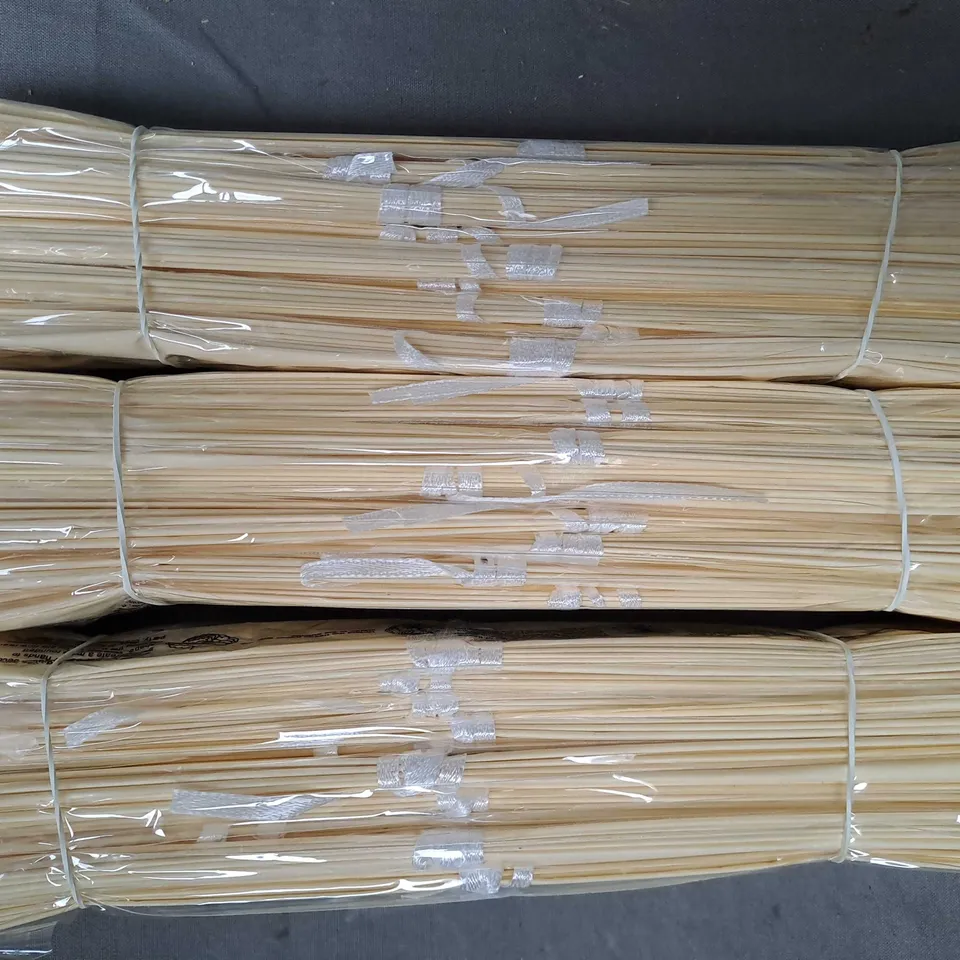 BOX OF APPROXIMATELY 200 TISSUE PAPER POM POMS IN CREAM