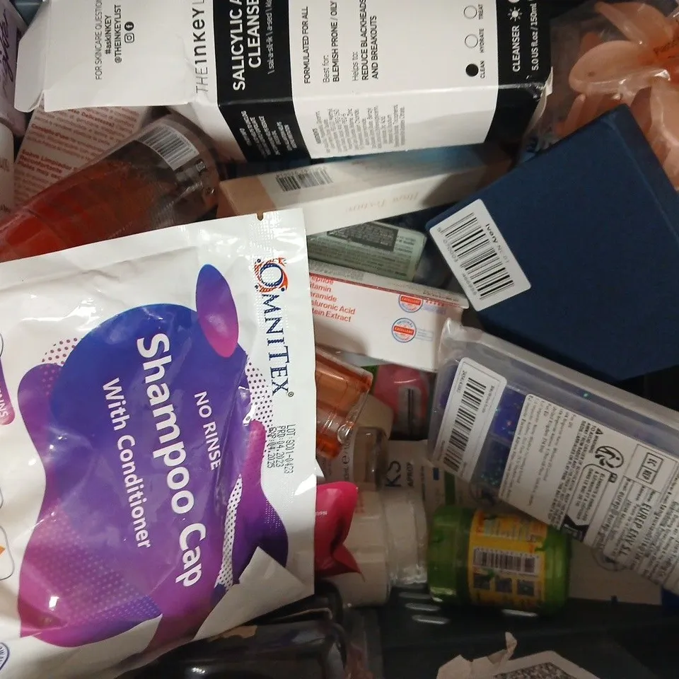 APPROXIMATELY 20 ASSORTED COSMETIC ITEMS INCLUDING VARIOUS MAKES AND BRANDS - COLLECTION ONLY