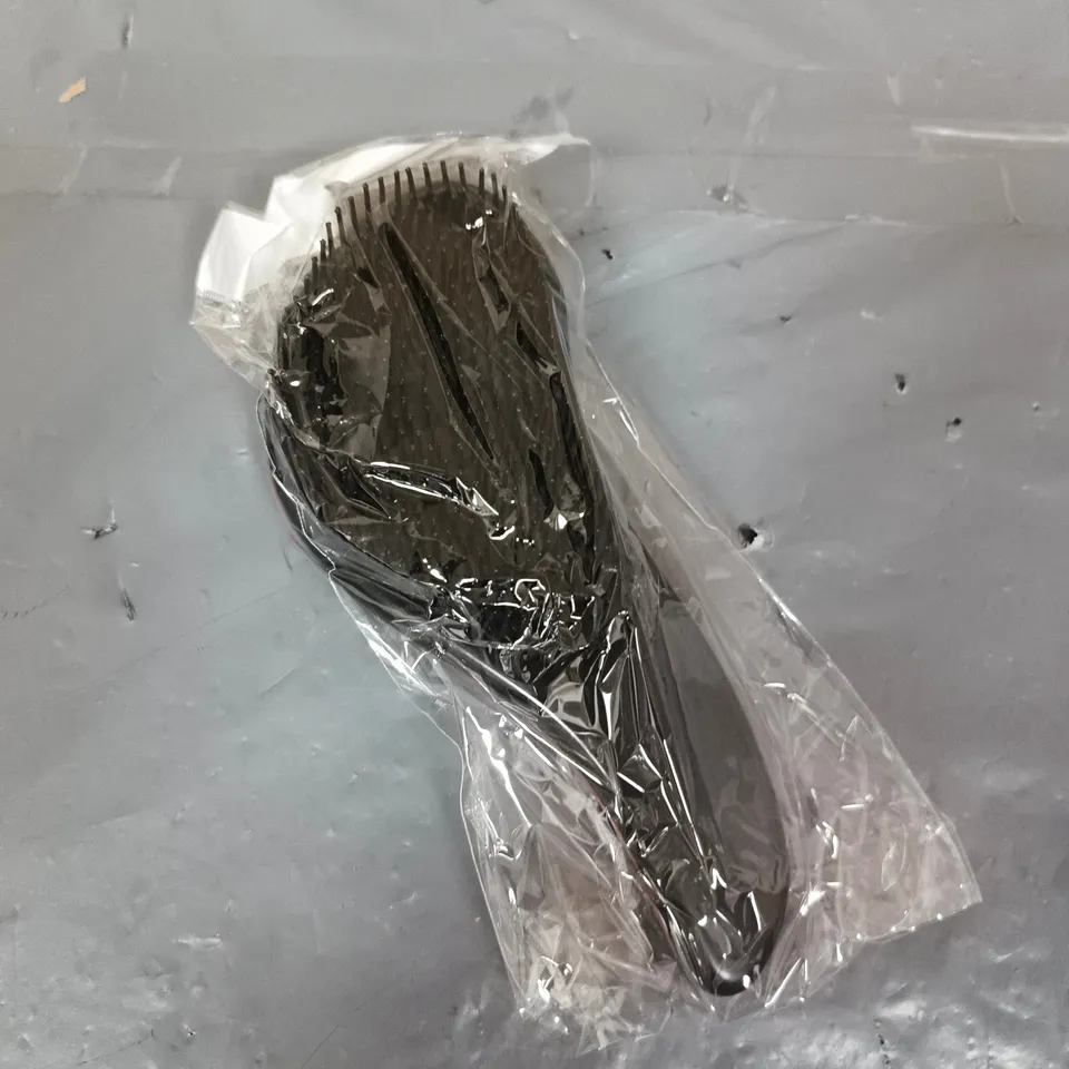 APPROXIMATELY 20 PLASTIC HAIRBRUSHES IN RED/BLACK 