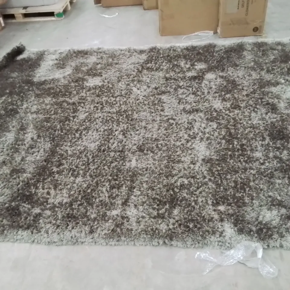 QUALITY DESIGNER AREA RUG // APPROX SIZE: 250 X 340 cm