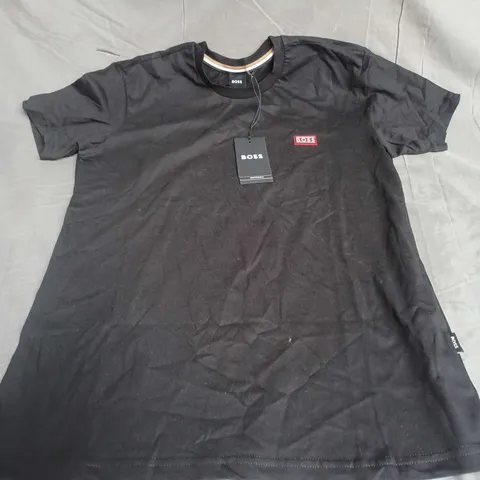 BOSS BADGE TEE IN BLACK SIZE M