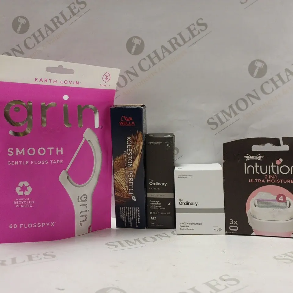 BOX OF APPROX 25 ASSORTED HEALTH AND BEAUTY ITEMS TO INCLUDE - WILKIONSON SWORD INTUITION 2 IN 1 UNLTRA MOISTURE - GRIN SMOOTH GENTLE FLOSS TAPE - WELLA KOLESTON PERFECT ECT