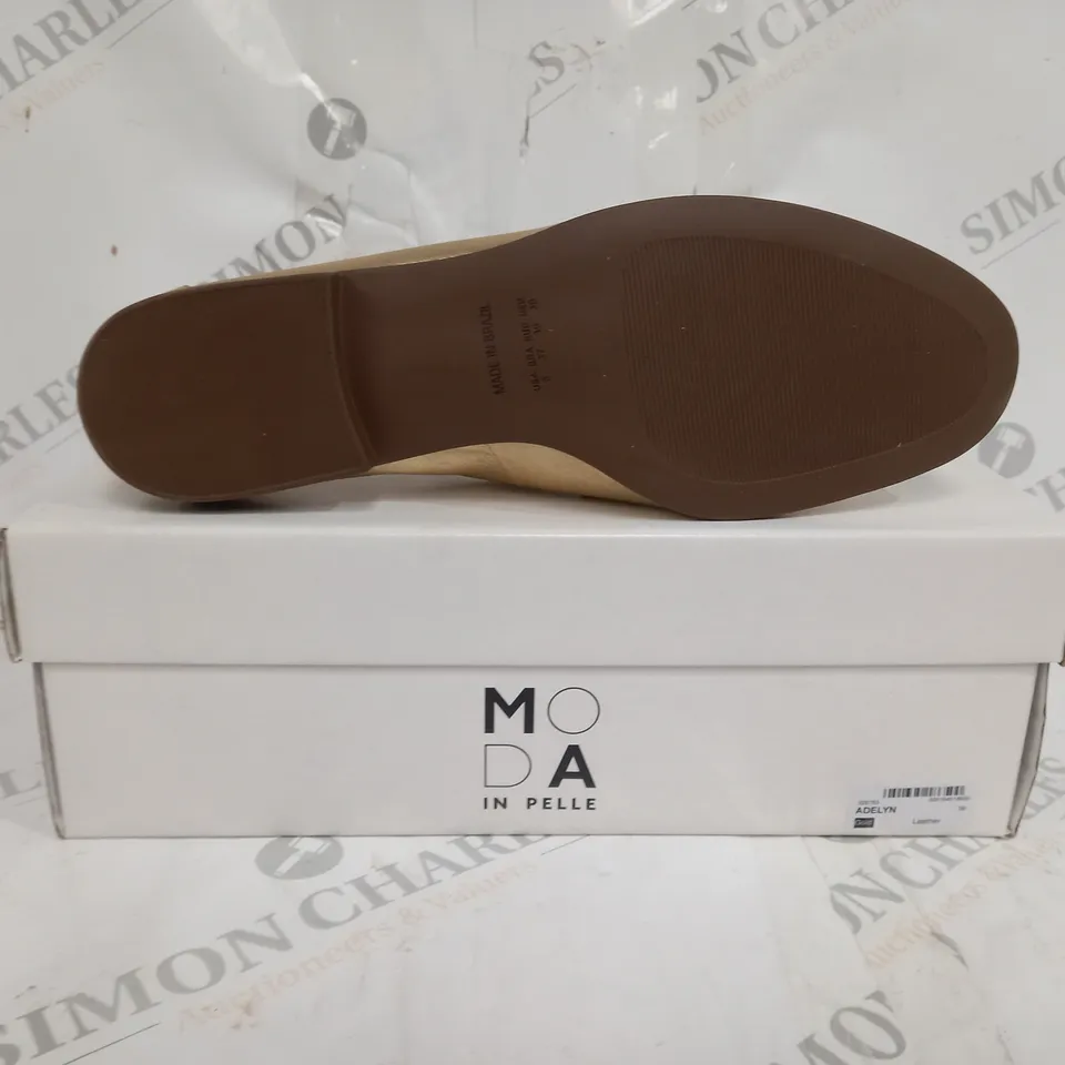 BOXED PAIR OF MODA IN PELLE GOLD LEATHER UNLINED FLAT LOAFER SIZE 39