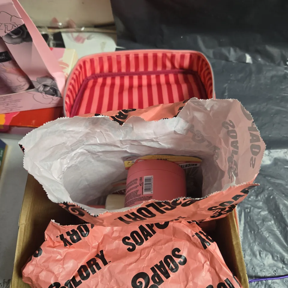 SOAP AND GLORY BATH AND BODY GIFT SET