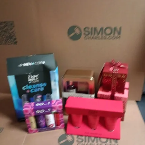 BOX OF APPROXIMATELY 20 ASSORTED BATH AND BODY GIFT SETS TO INCLUDE DOVE MEN, THE FUZZY DUCK AND BAYLIS & HARDING