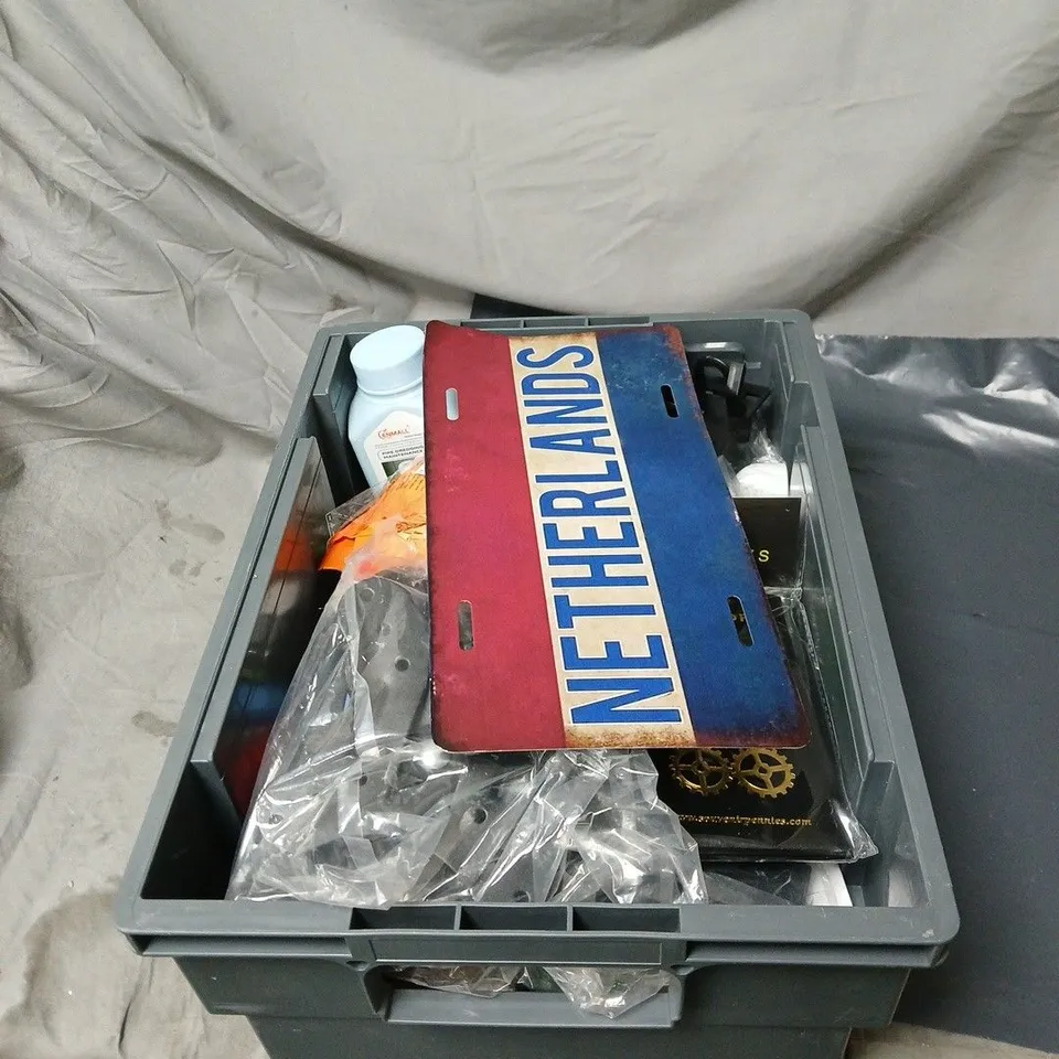 APPROXIMATELY 20 ASSORTED HOUSEHOLD ITEMS TO INCLUDE NETHERLANDS SIGN, UK ADAPTER, HAND WARMERS, PENNY COLLECTORS BOOK ETC