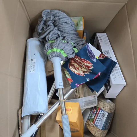 APPROXIMATELY 15 ASSORTED HOUSEHOLD PRODUCTS TO INCLUDE MOP, MINI JUICER AND LARGE HOT WATER BOTTLE