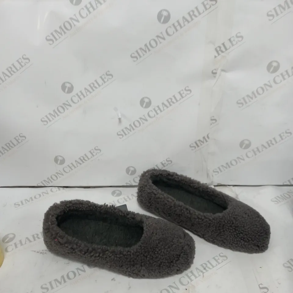 PAIR OF BOXED EMU AUSTRALIA "MIRA" SLIPPERS IN CHARCOAL, UK SIZE 7