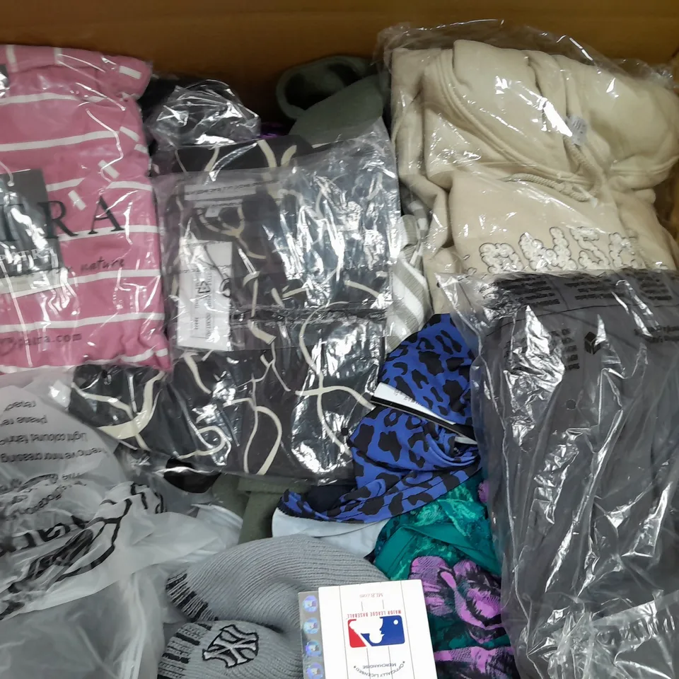 BOX OF APPROXIMATELY 25 ASSORTED CLOTHING ITEMS TO INCUDE - BAG  , JUMPER  , JEANS , SOCKS, ETC