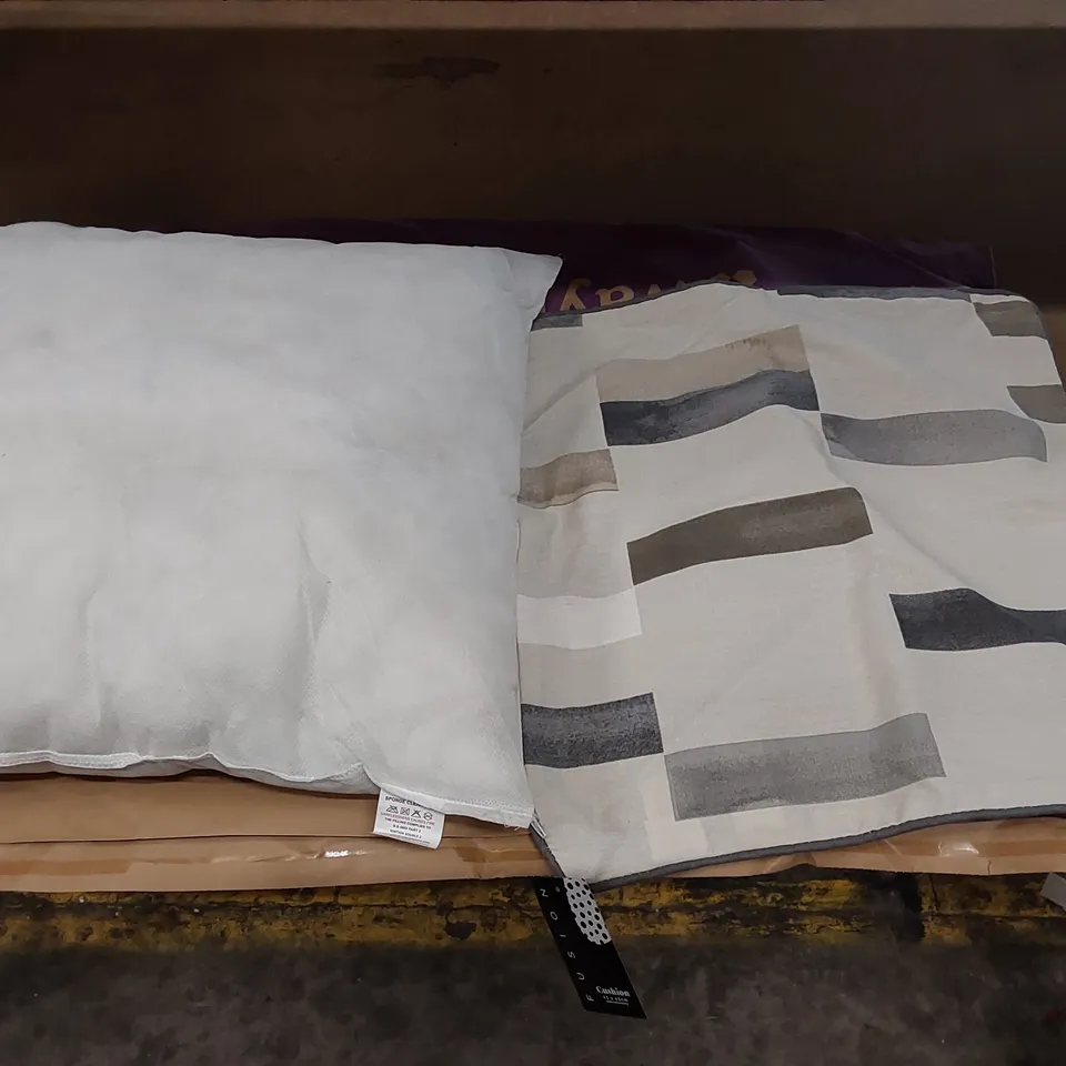 BAGGED GEOMETRIC SQUARE SCATTER CUSHION WITH FILLING (1 ITEM)