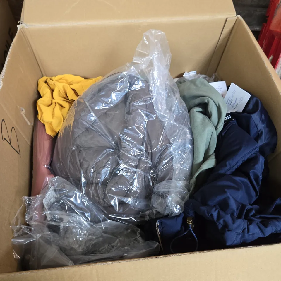 BOX OF ASSORTED CLOTHING ITEMS INCLUDING LIGHT BLUE ZIPPERED BAG ACCESSORY + PASTEL PATTERNED TRAINERS