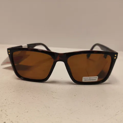 Tommy Hilfiger Sunglasses – Tortoiseshell frame with brown lenses (100% UV Protection)