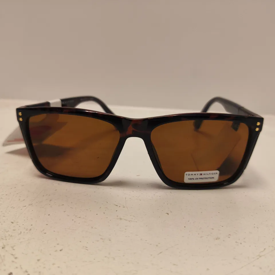 Tommy Hilfiger Sunglasses – Tortoiseshell frame with brown lenses (100% UV Protection)