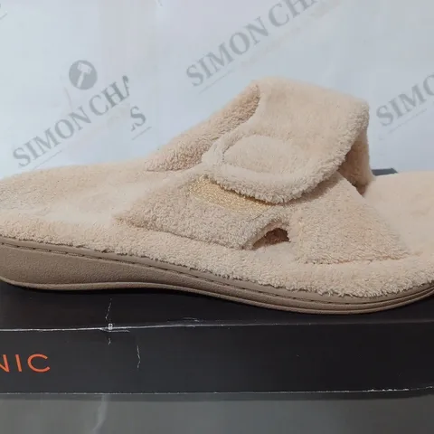 VIONIC VELCRO SIZE 7 BEIGE SLIPPERS