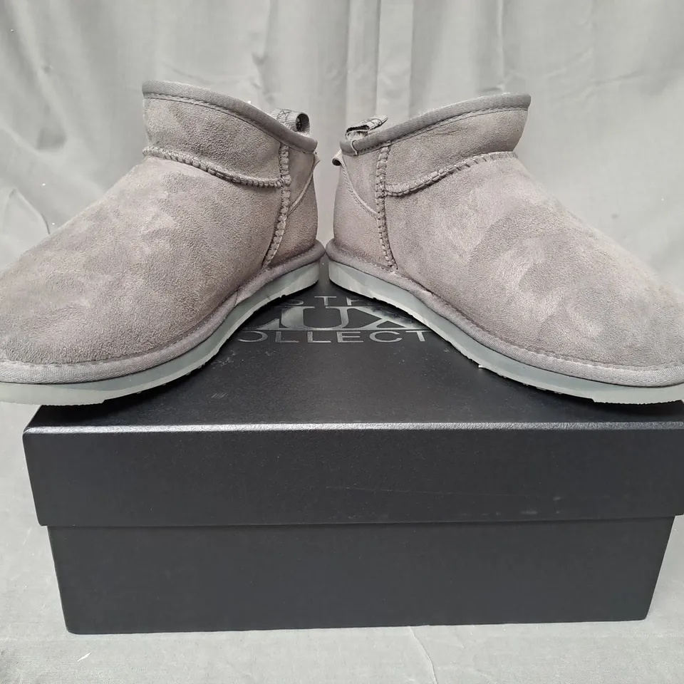 BOXED PAIR OF AUSTRALIA LUXE COLLECTION COSY FAUX FUR LINED SHOES IN GREY UK SIZE 5