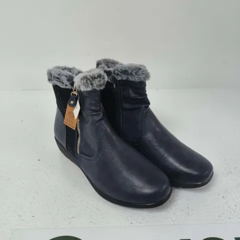 JO & JOE BASIL NAVY WOMEN'S BOOTS WITH FAUX FUR LINING – UK 7