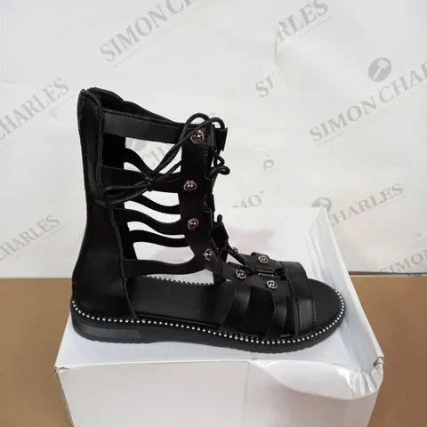 BOXED PAIR OF DESIGNER BLACK ROMAN STYLE SANDALS SIZE 38