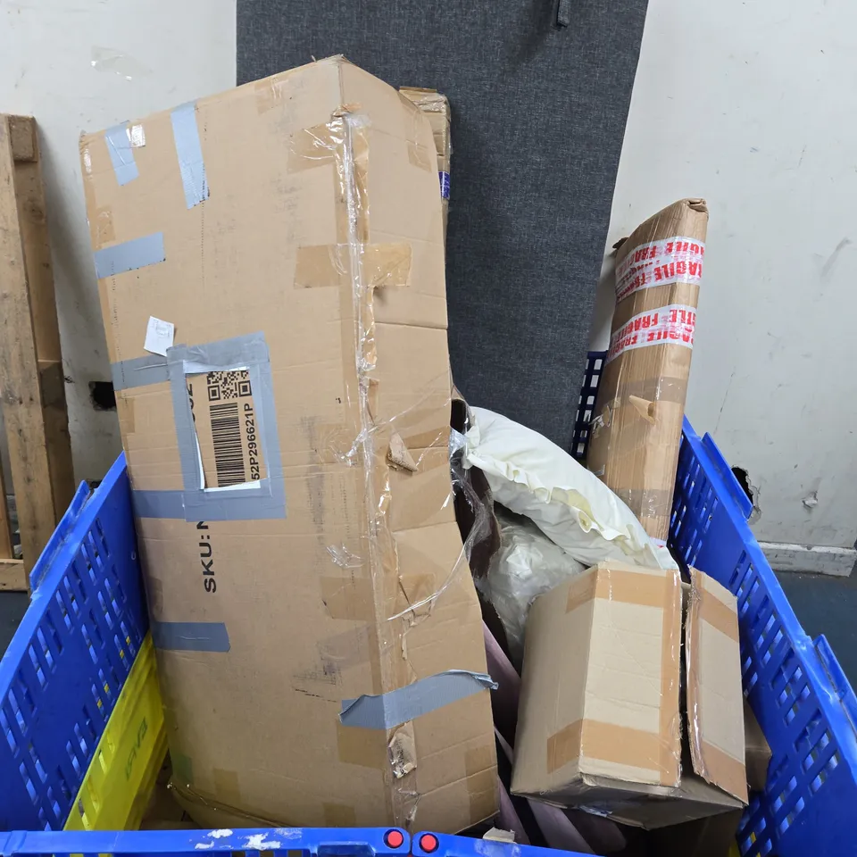 APPROXIMATELY 8 ASSORTED HOUSEHOLD PRODUCTS TO INCLUDE UMBRELLA, CUSHIONS, SOFA CUSHION ETC - COLLECTION ONLY