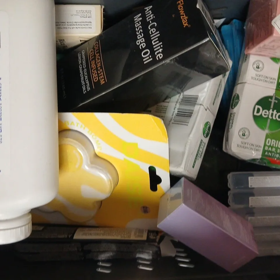 APPROXIMATELY 15 ASSORTED COSMETIC ITEMS INCLUDING VARIOUS MAKES AND BRANDS - COLLECTION ONLY