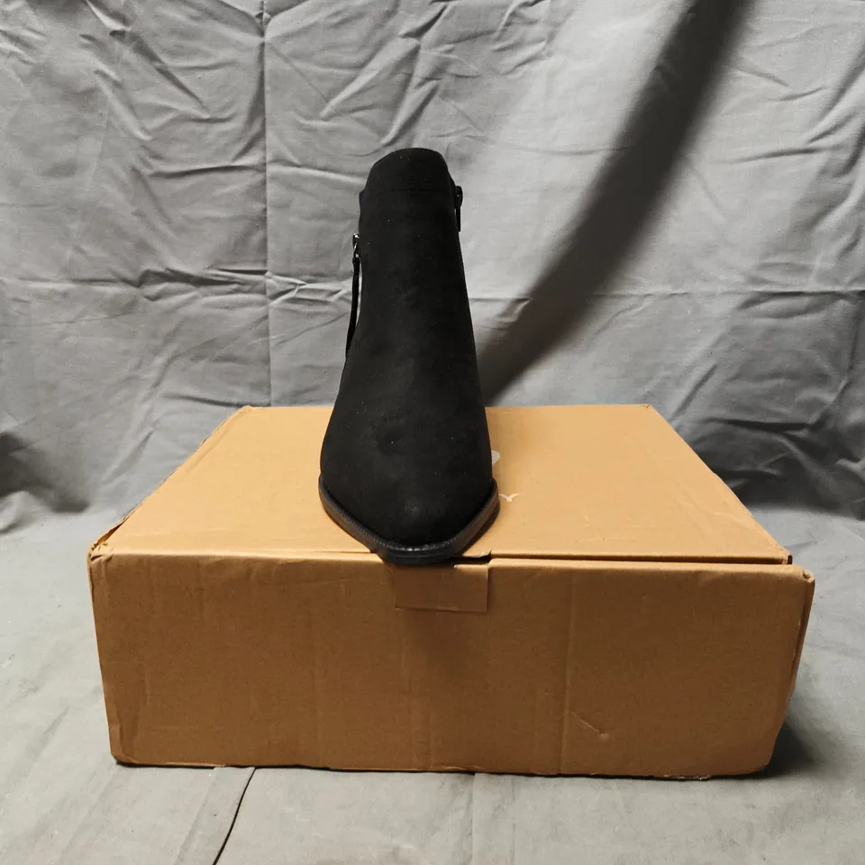 BOXED PAIR OF V BY VERY POINTED TOE LOW BLOCK HEEL ANKLE BOOTS IN BLACK SIZE 7