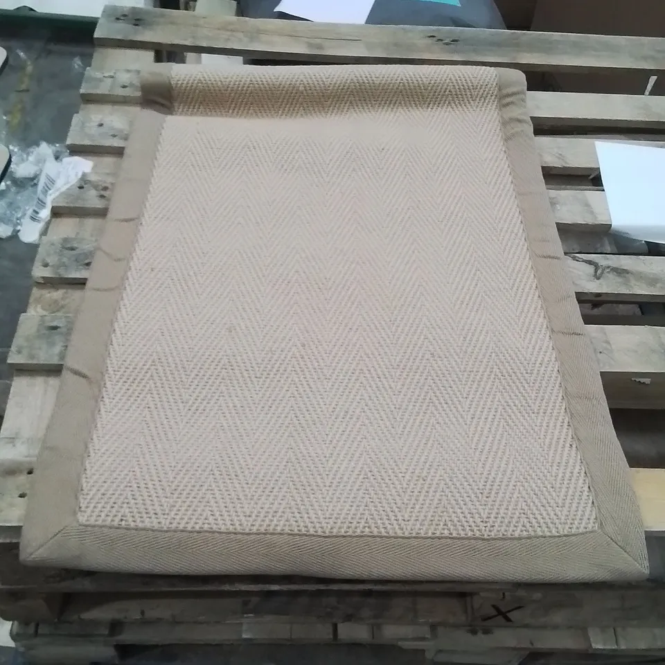 QUALITY DESIGNER AREA RUG - APPROXIMATELY 80X60CM