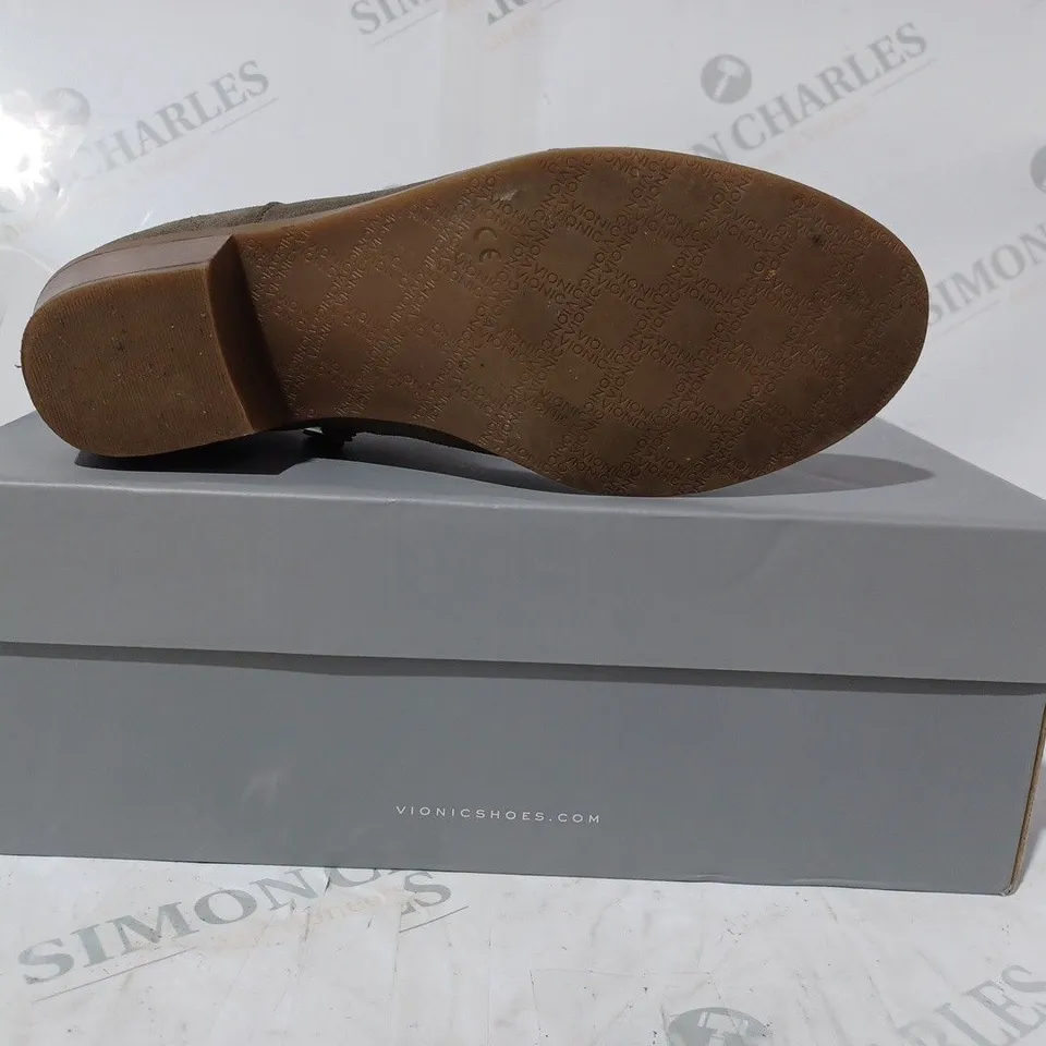 BOXED VIONIC MILLIE BOOTS IN GREIGE SIZE 6
