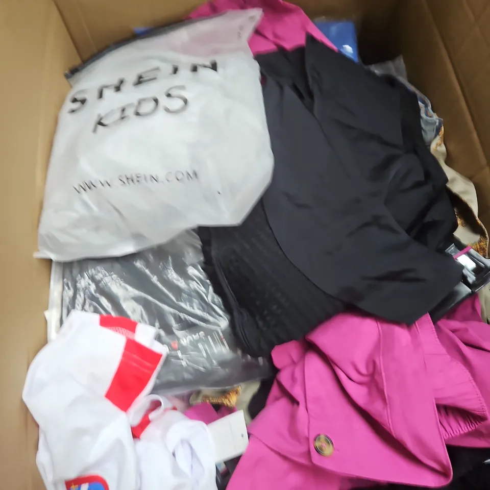 APPROXIMATELY 20 ASSORTED CLOTHING ITEMS IN VARIOUS SIZES, STYLES AND COLOURS